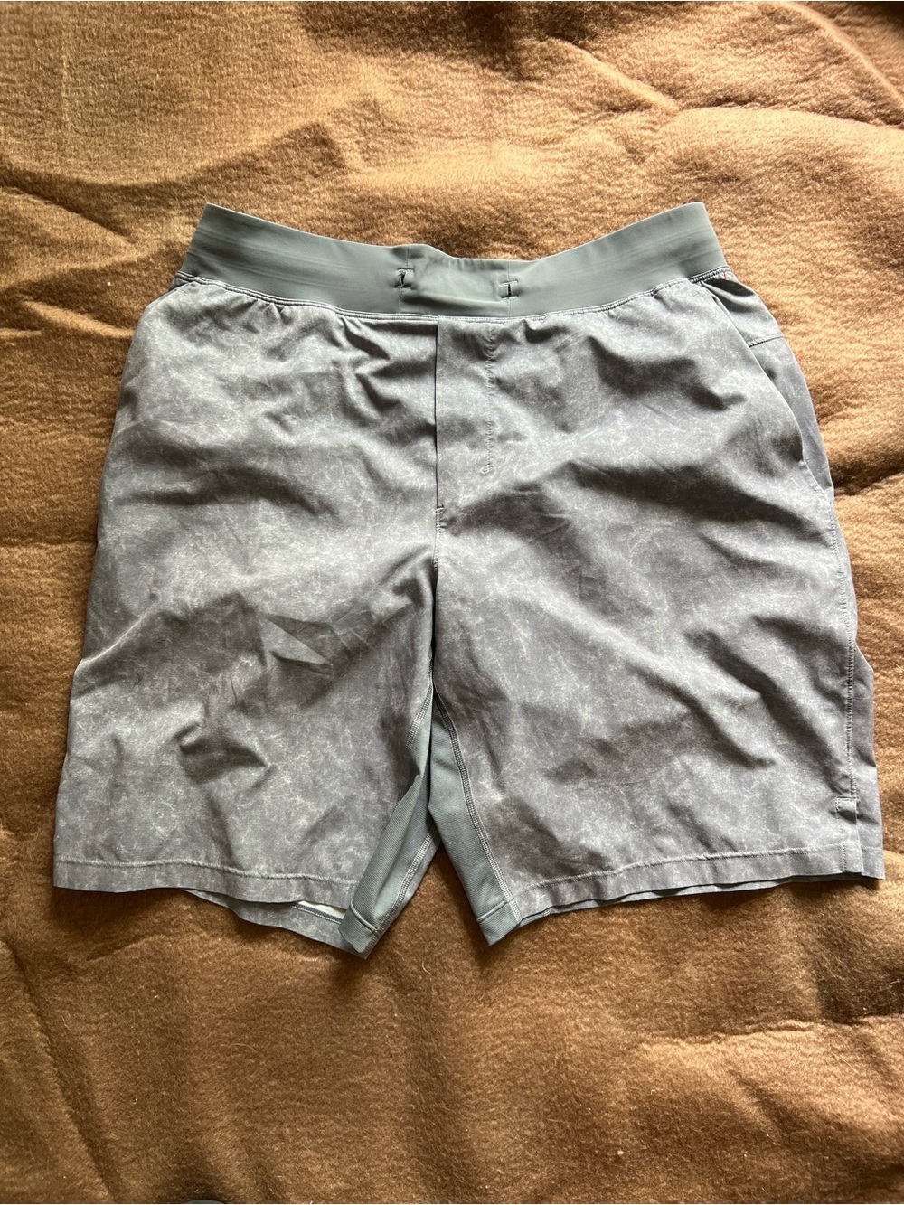 Lululemon T.H.E. Short 9" *Linerless
Gravel Dust Asphalt Grey Multi